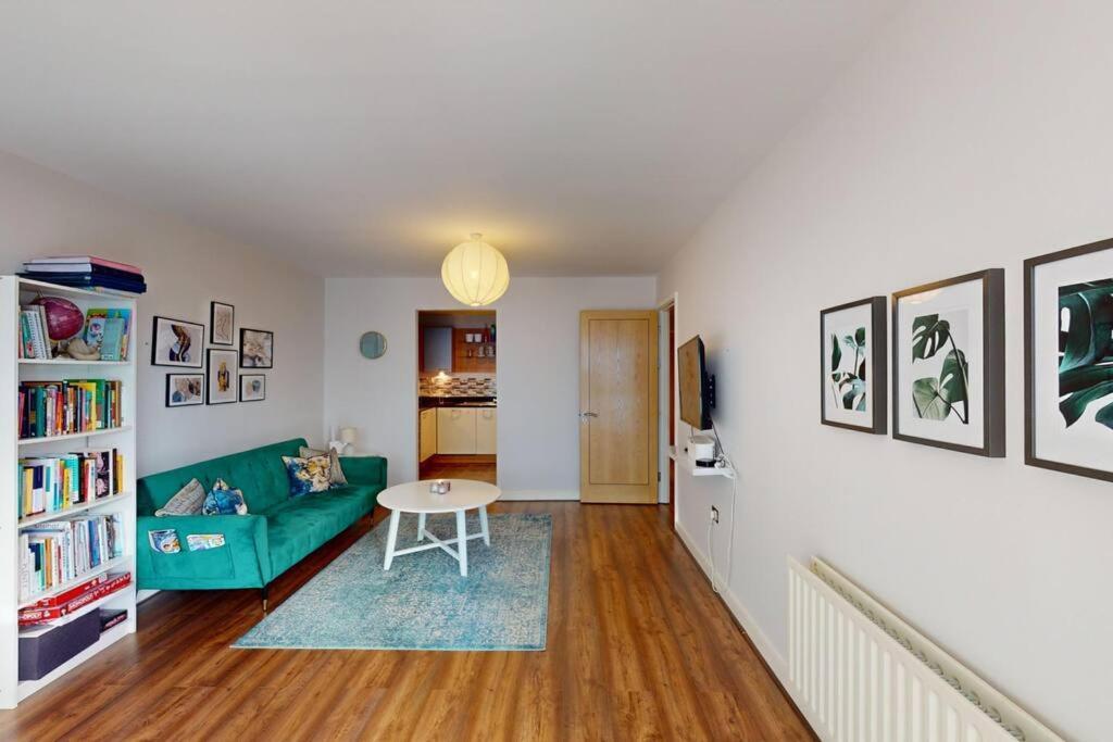 Centrally Located, Comfy 2-bed 2-bath Apt