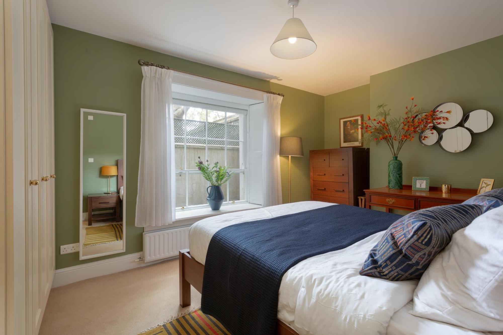 Spectacular 2 Bedroom With Sunny Garden & Terrace