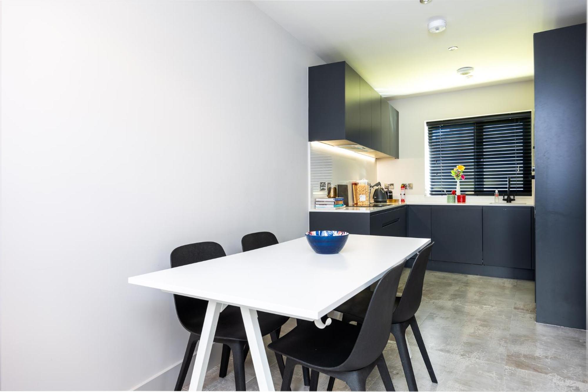 Stunning 2 Bed, 2 Bath House Near National Stadium, Holiday home *