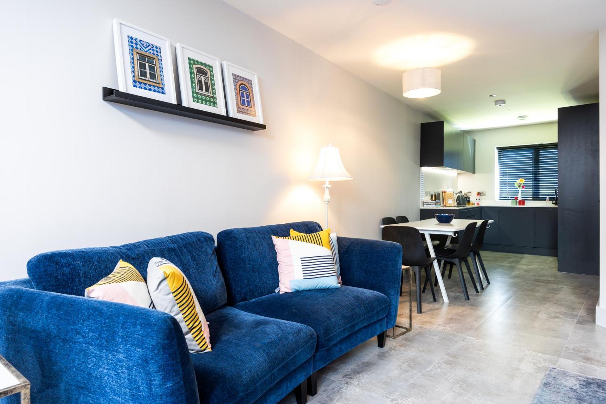 Stunning 2 Bed, 2 Bath House Near National Stadium, Holiday home *