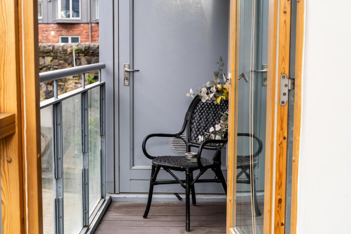 Stunning 1 Bedroom In Grand Cannal Apartment *