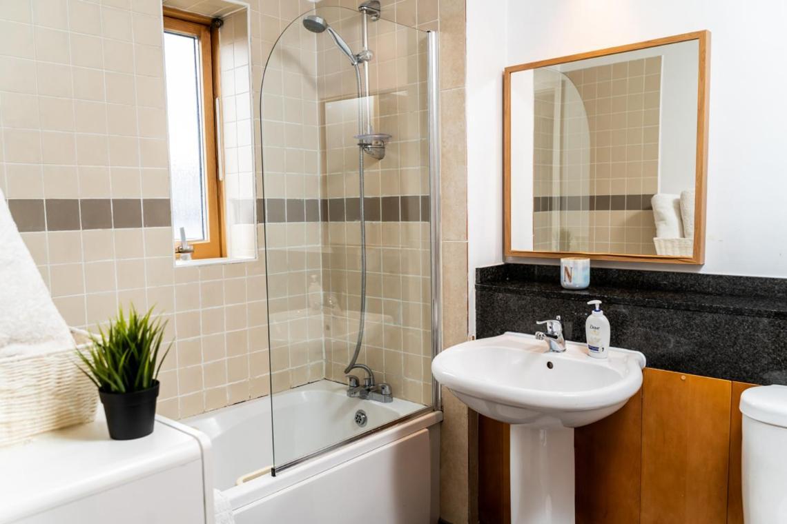 Stunning 1 Bedroom In Grand Cannal Apartment *