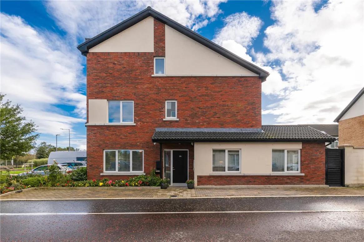 Pvt Room With Direct Train To City Center 25 Mins * Dublin
