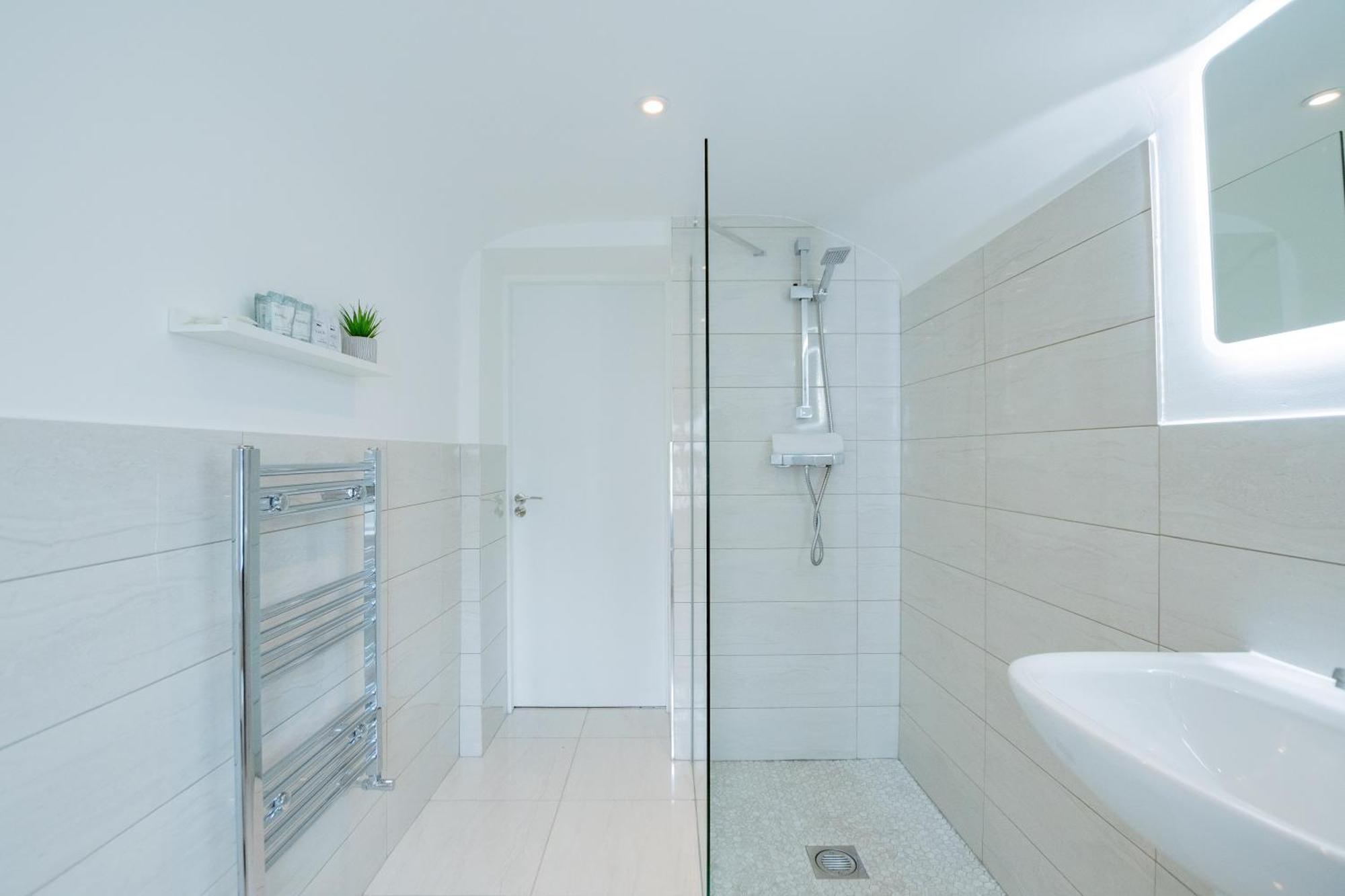 The Large Group House -sleeps 21 *