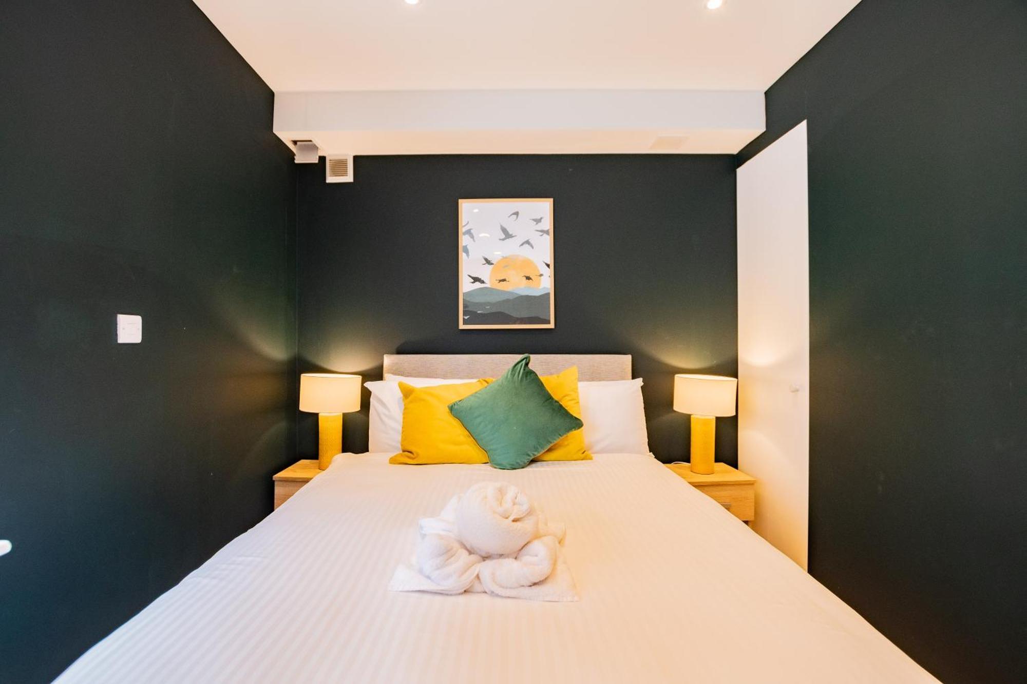 The Large Group House -sleeps 21 *