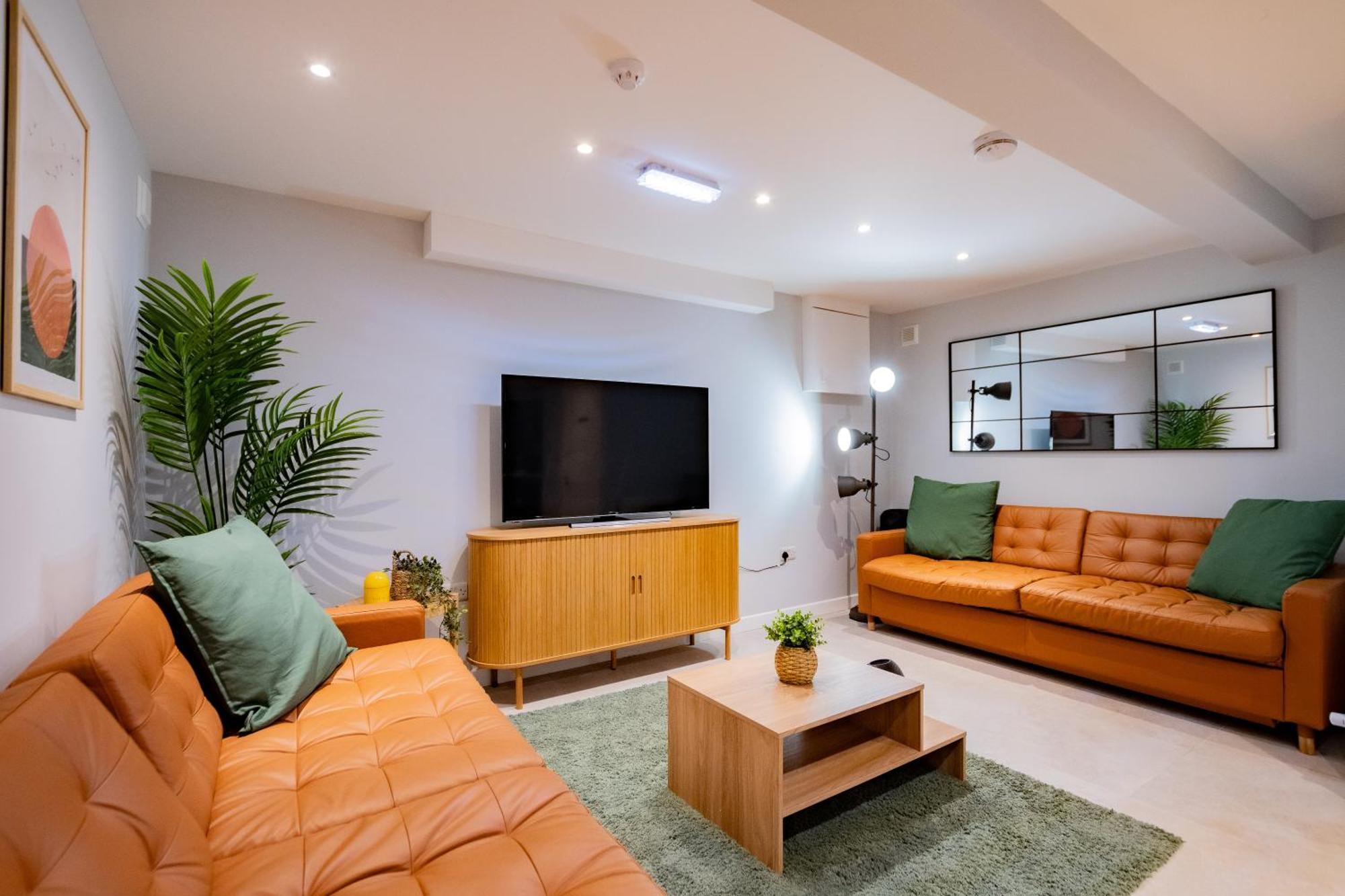 Holiday home The Large Group House -sleeps 21 *