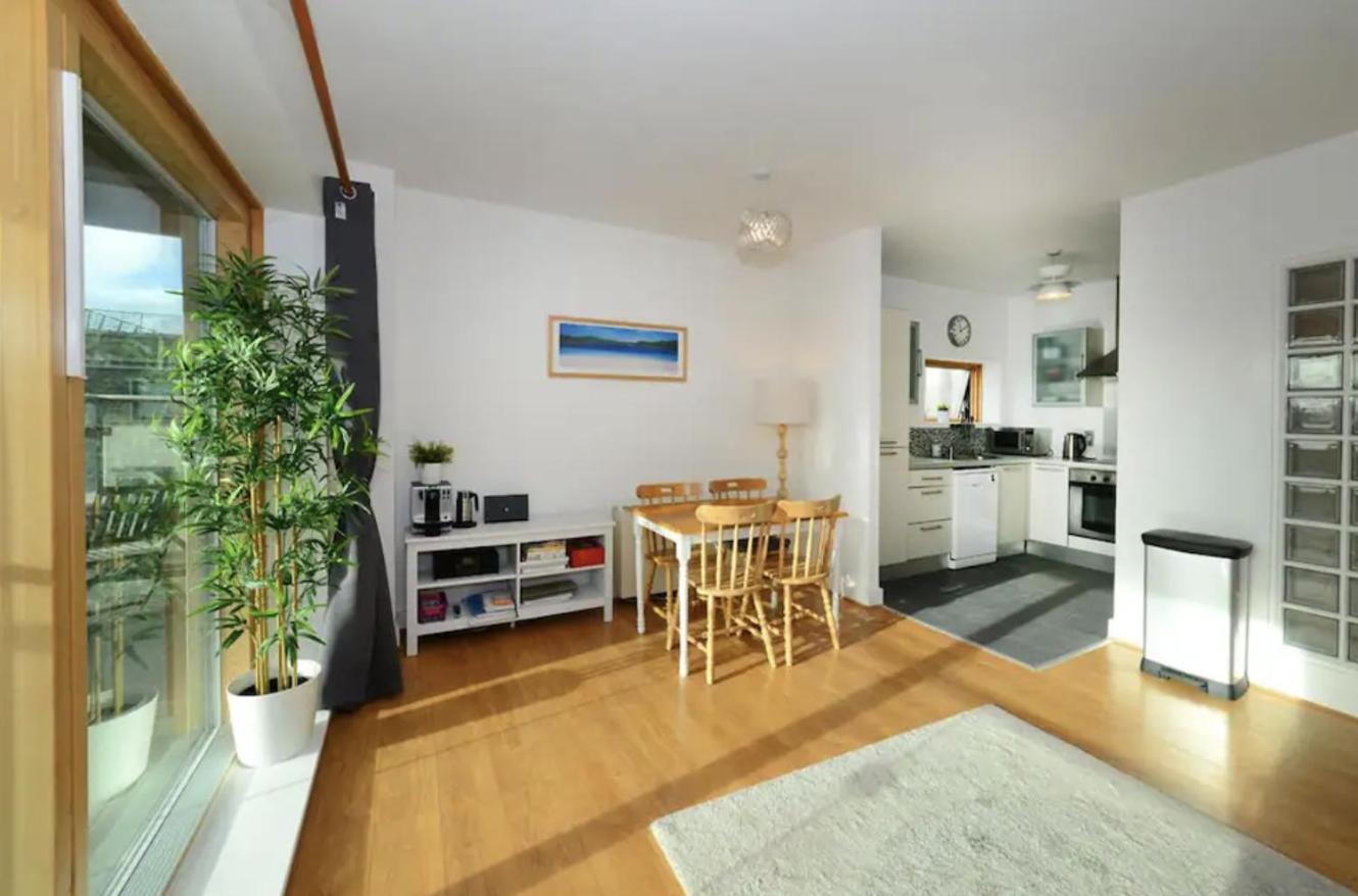 Bright 2bd Flat With Private Balcony - Apartment Dublin