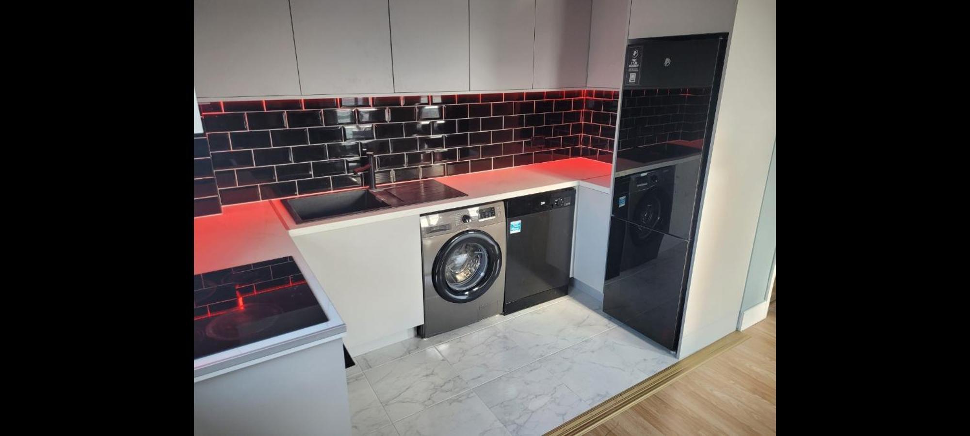 2 Double Bedrooms Near Airport & Town *