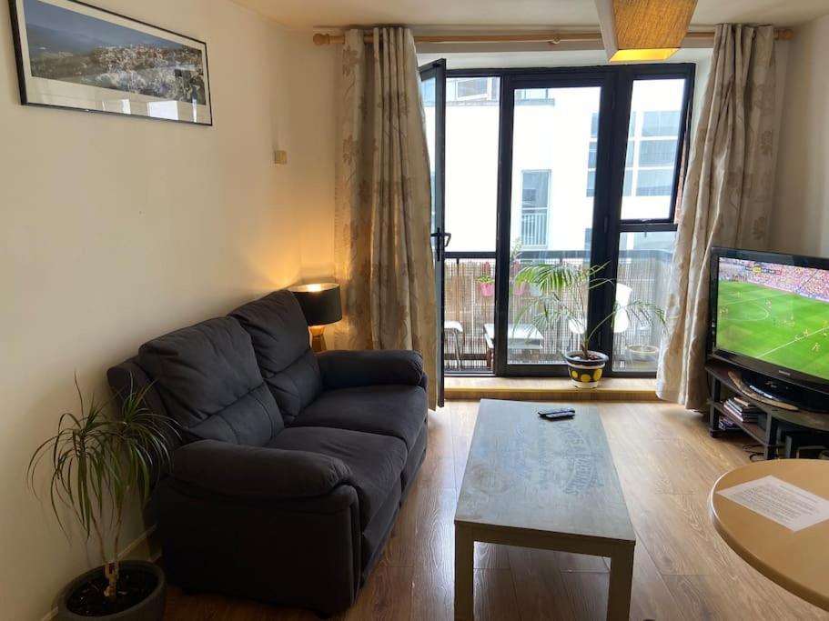 City Centre Apt With Balcony Great Location & Neighborhood *