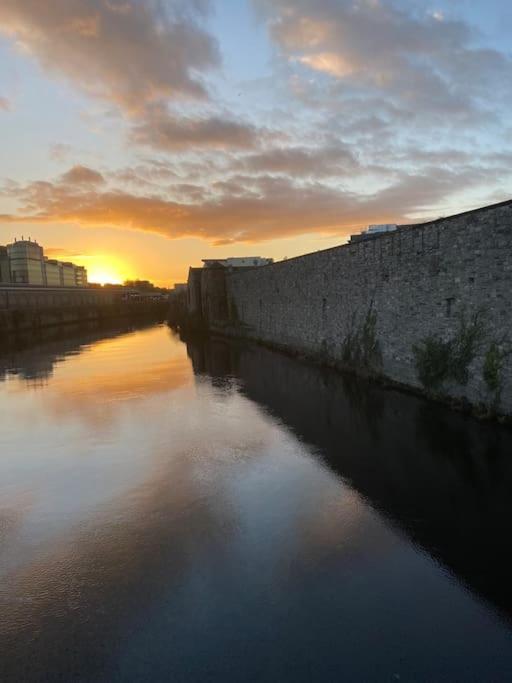 City Centre Apt With Balcony Great Location & Neighborhood * Dublin