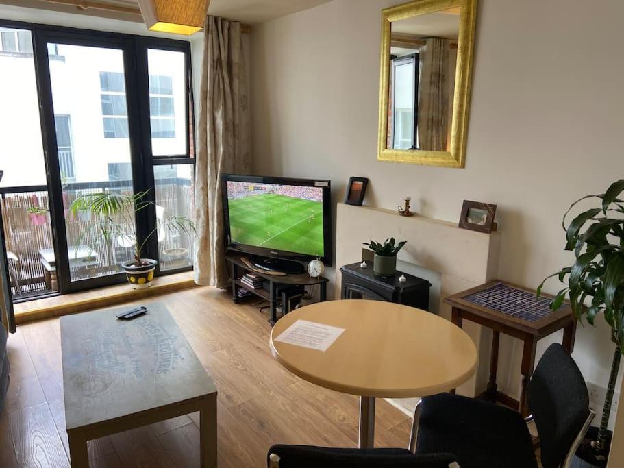 Apartment City Centre Apt With Balcony Great Location & Neighborhood *