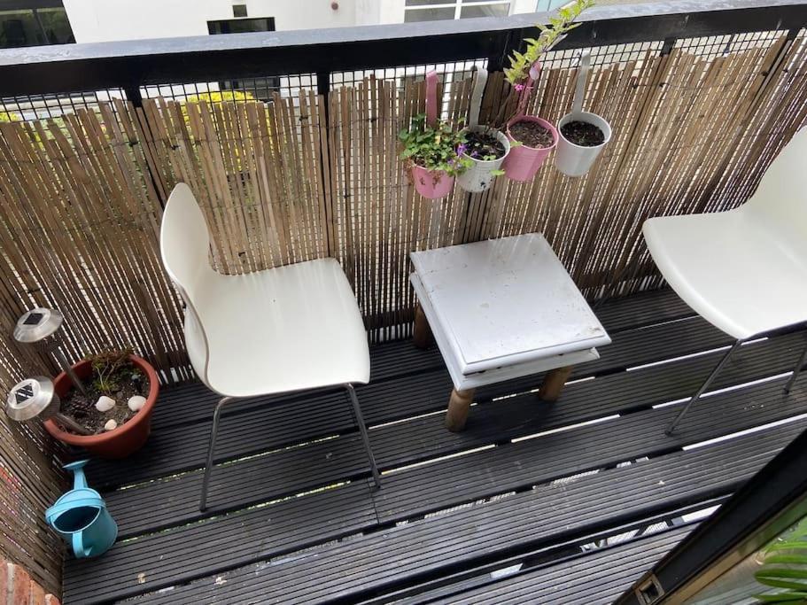 City Centre Apt With Balcony Great Location & Neighborhood *