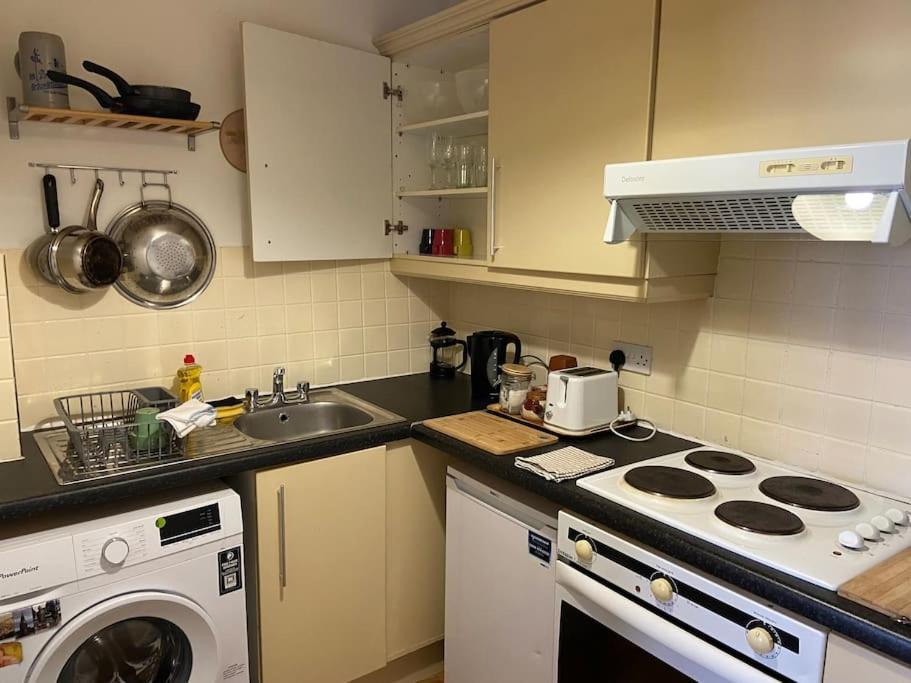 City Centre Apt With Balcony Great Location & Neighborhood Apartment