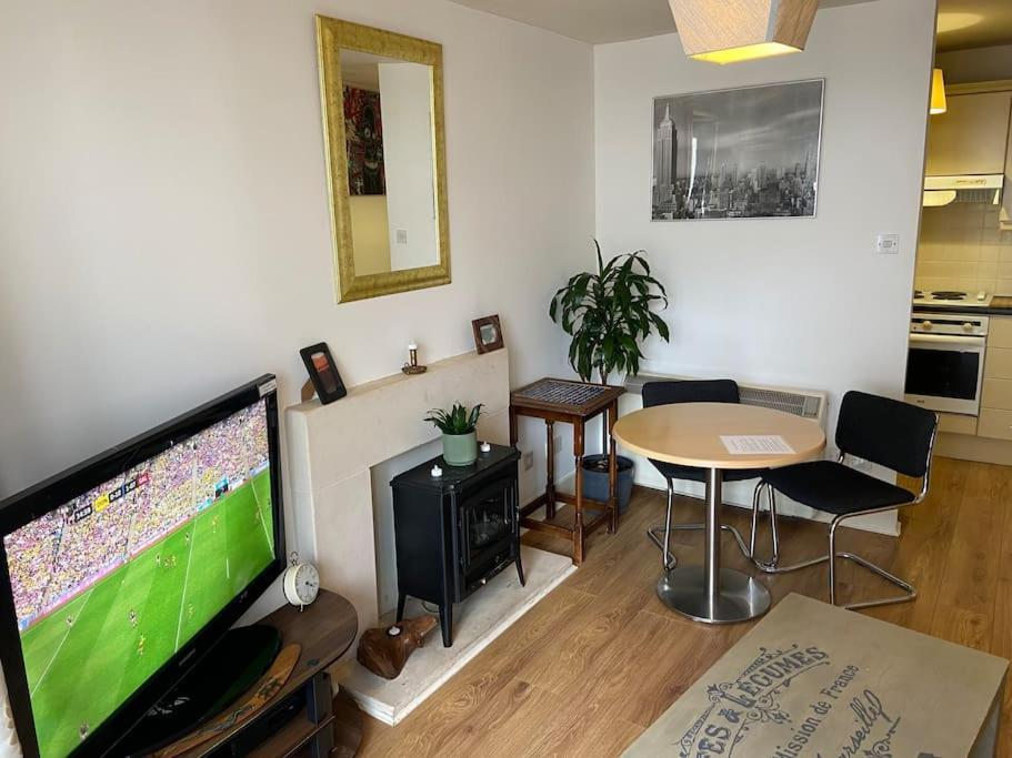 City Centre Apt With Balcony Great Location & Neighborhood Apartment