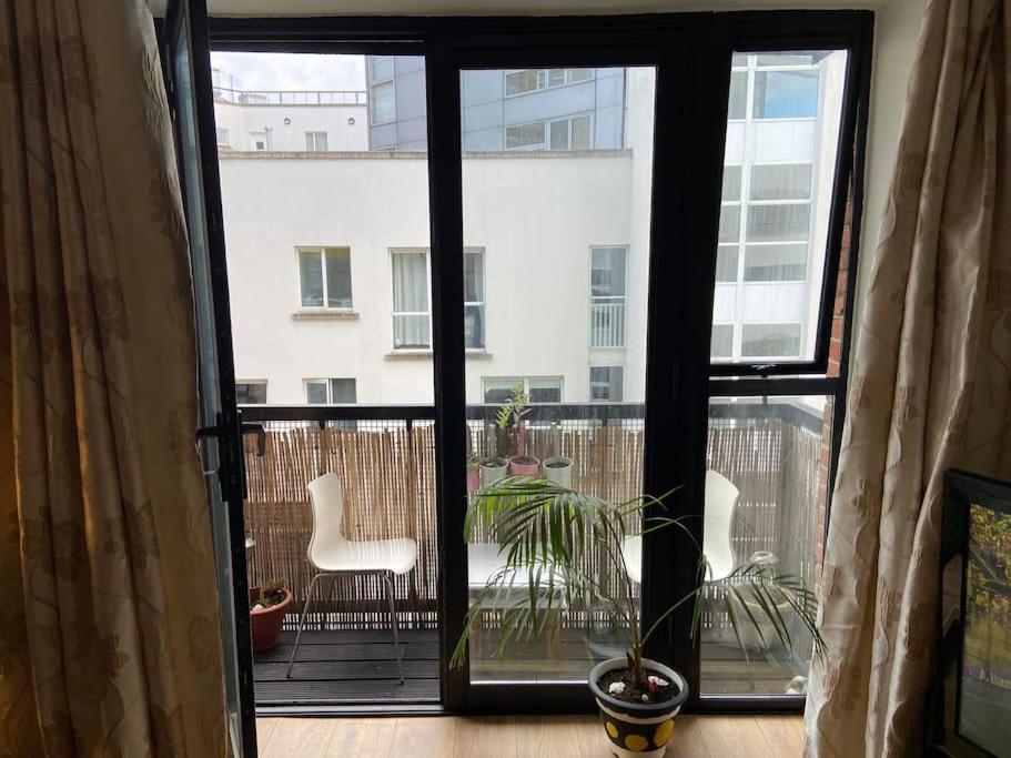 Apartment City Centre Apt With Balcony Great Location & Neighborhood