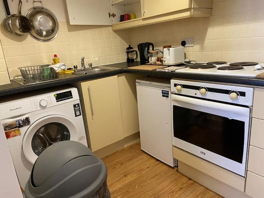 City Centre Apt With Balcony Great Location & Neighborhood Apartment *
