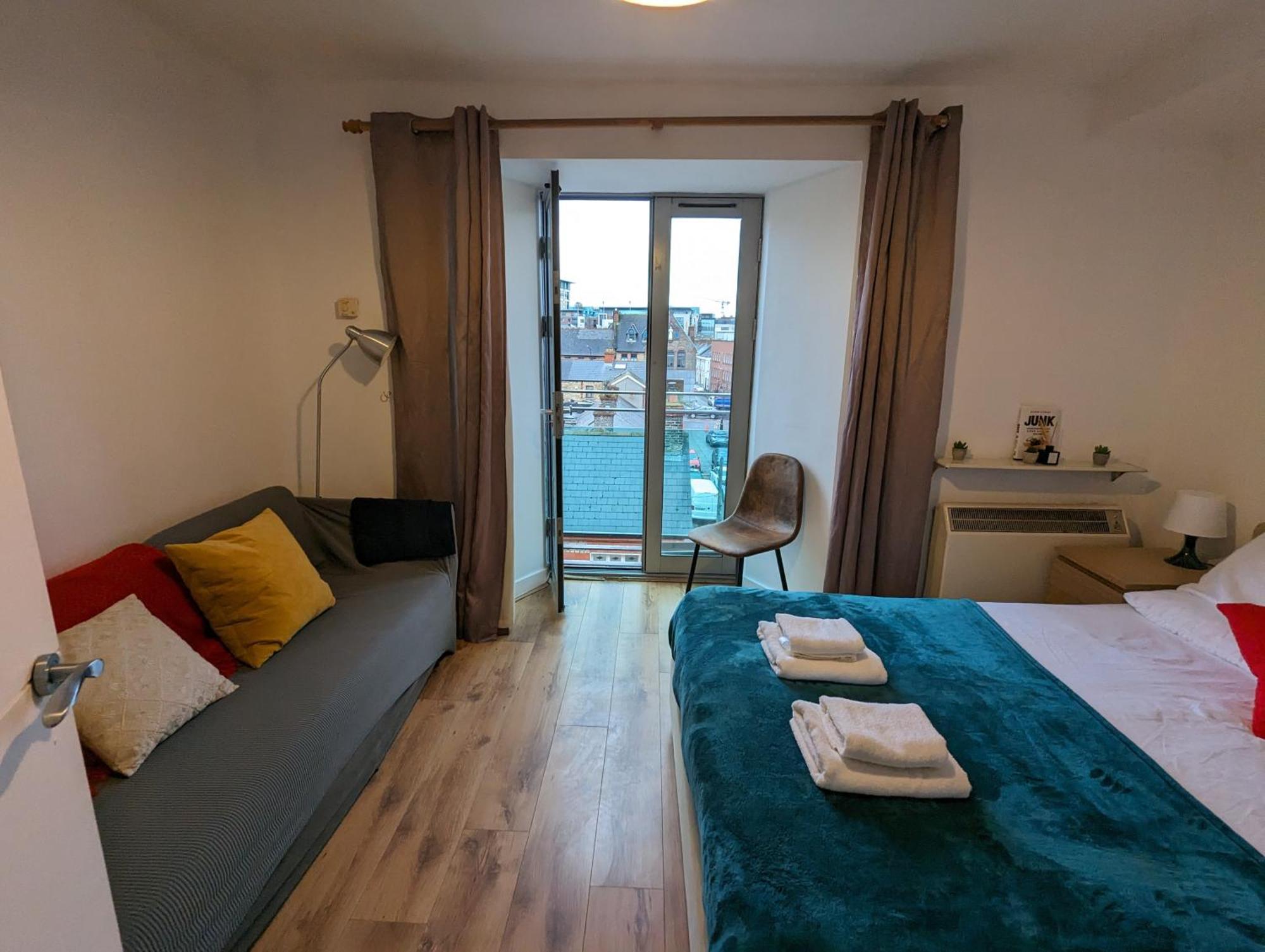 Spacious 3-bed In Center Apartment