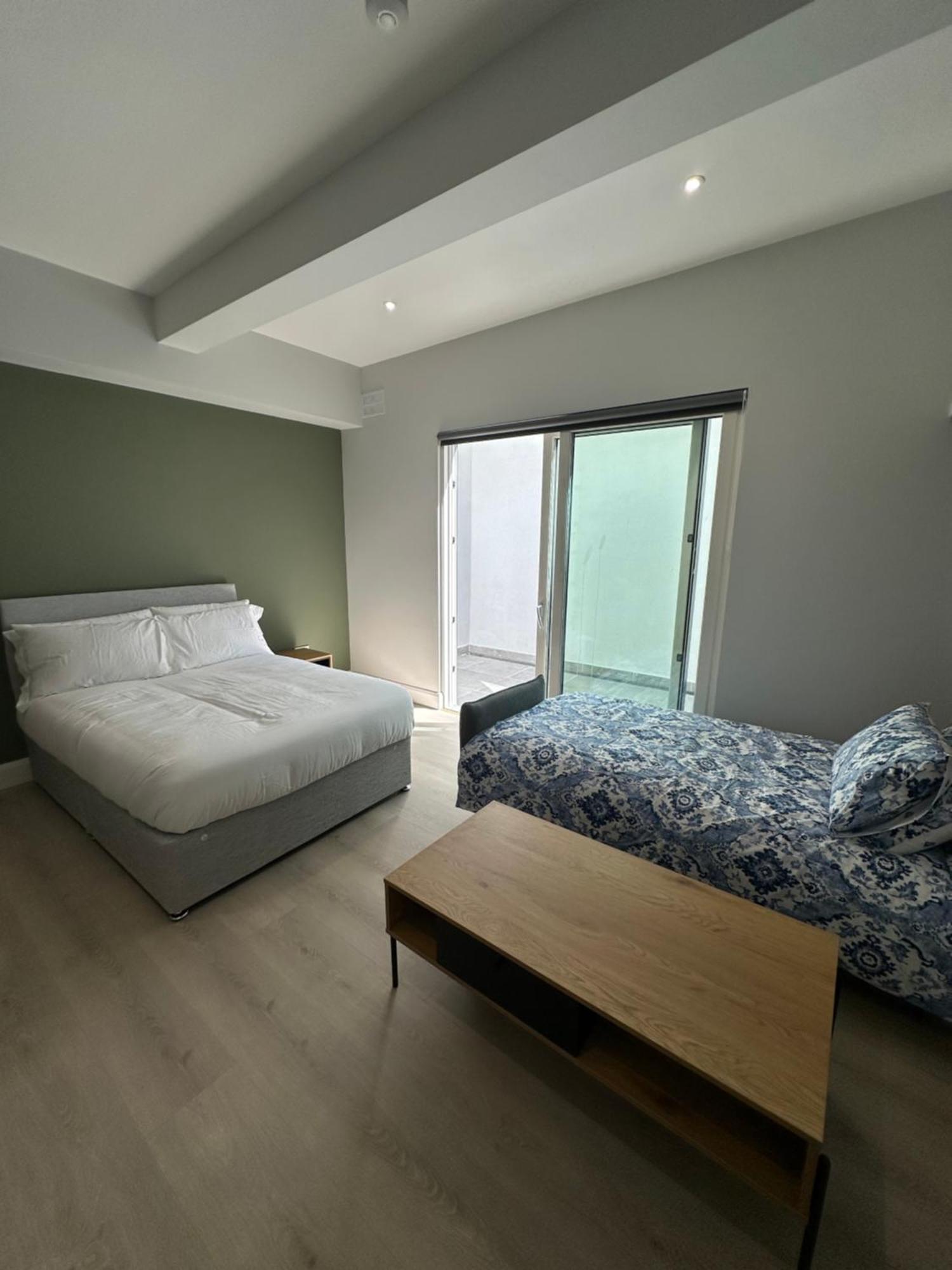 Perfect Central Studio With Outdoor Patio Apartment