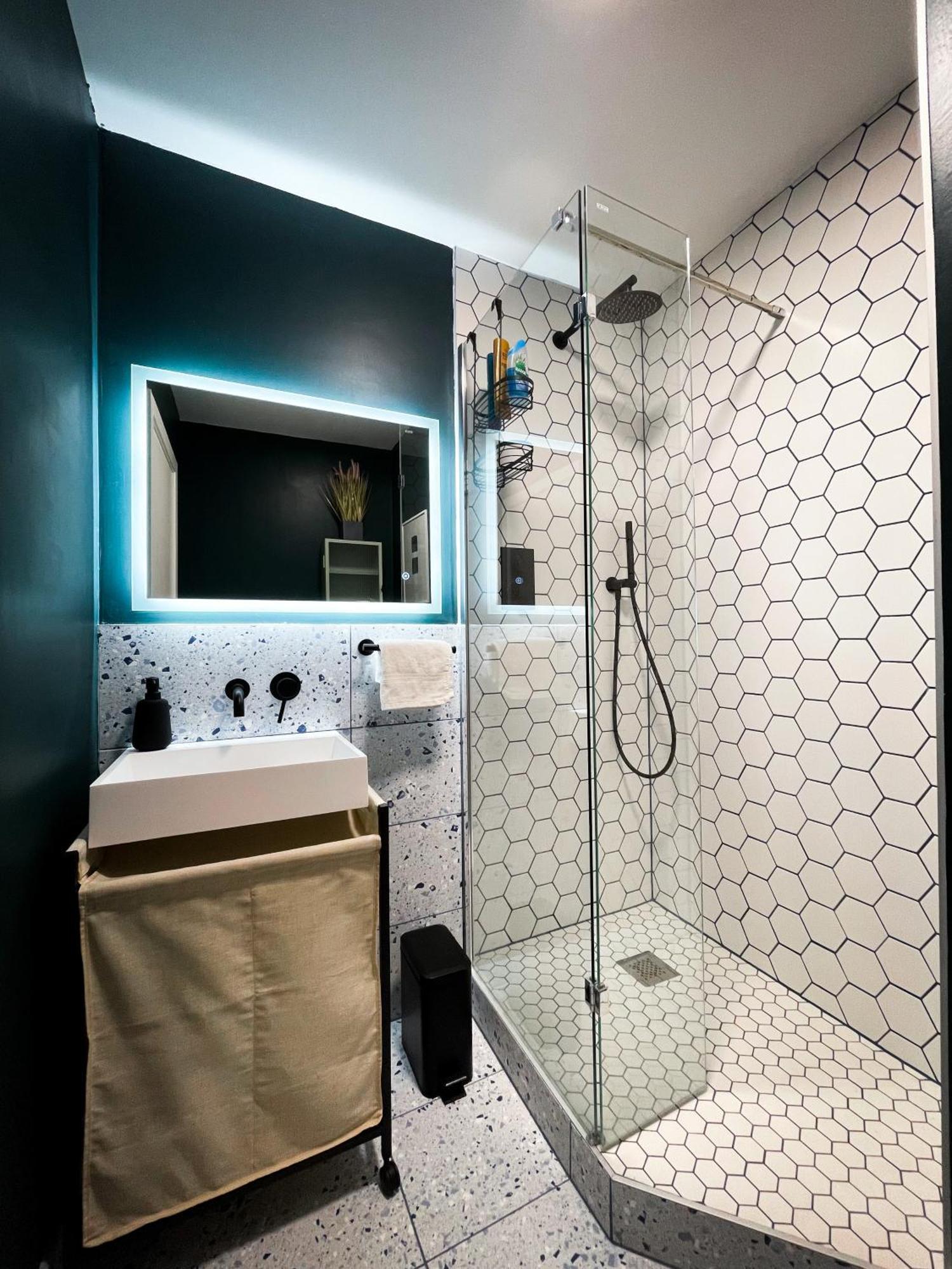 Modern 10min From Center With Parking Apartment