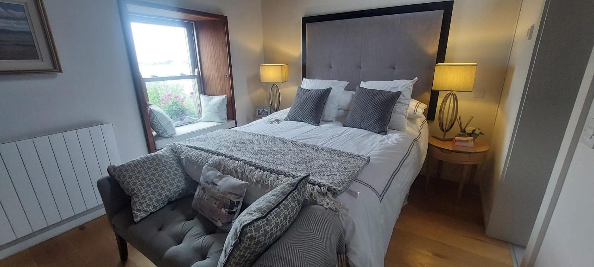 Sophisticated Seafront 3bd Suntrap Landscaped Yard *