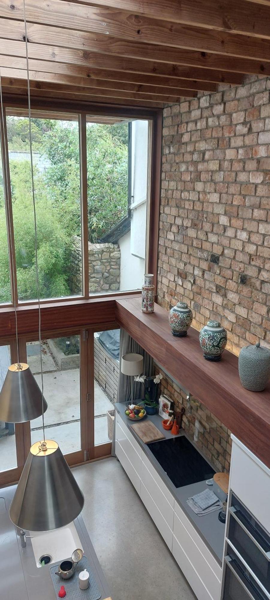 Sophisticated Seafront 3bd Suntrap Landscaped Yard