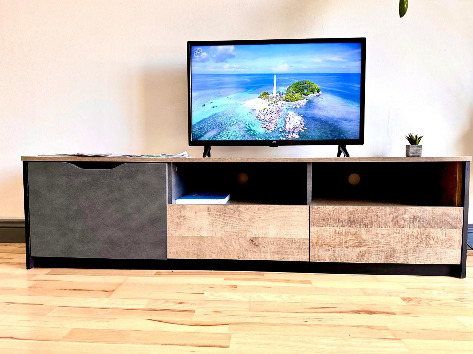 Riverview Apartment *