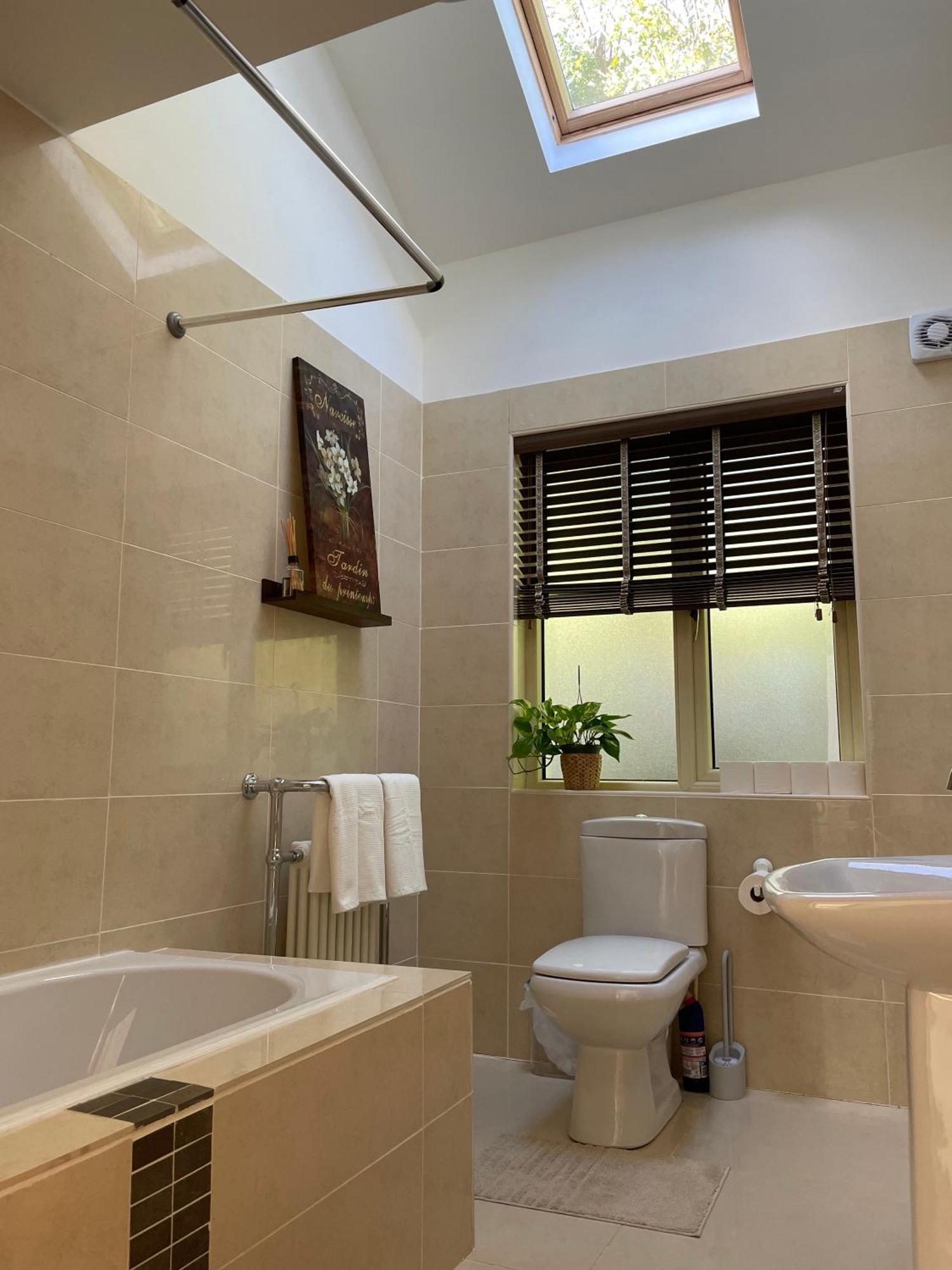 Double Bedroom With Private Toilet And Shower, Easy To Center * Dublin