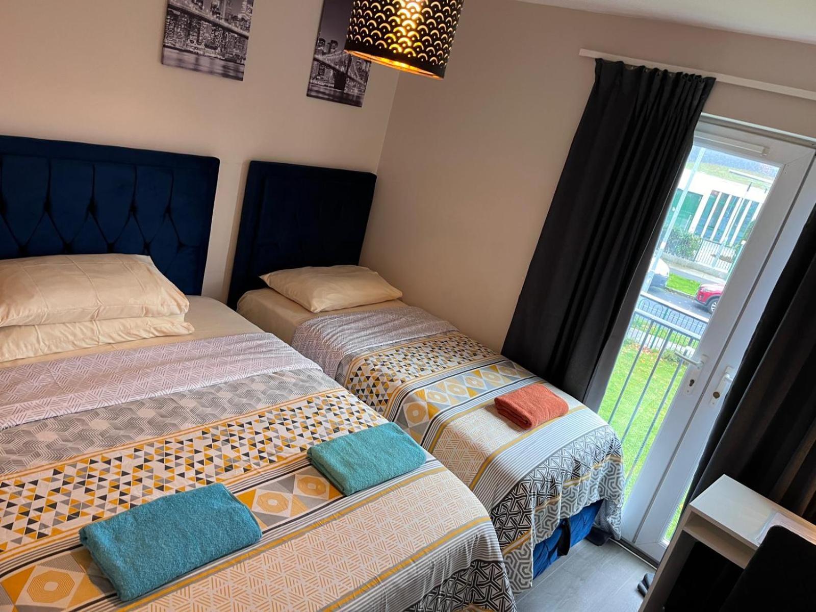 Lovely Twin With Ensuite Bathroom 15 Mins From Airport Homestay *