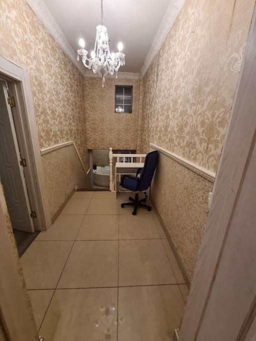Apartment Entire Floor Based In Centre *