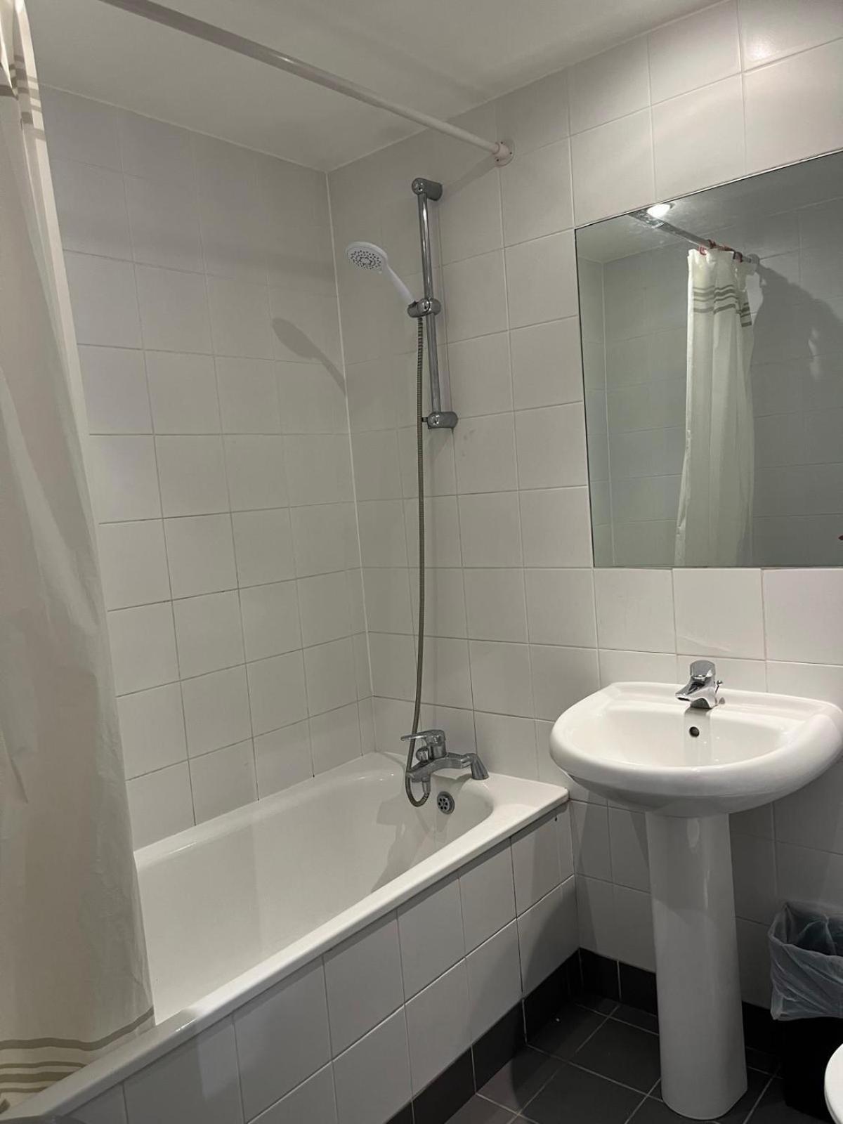 2 Double Bedrooms Near Airport & Town Apartment
