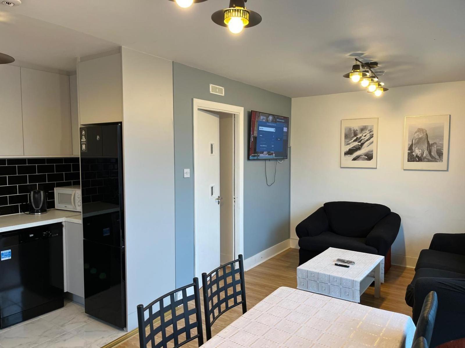 2 Double Bedrooms Near Airport & Town Apartment *