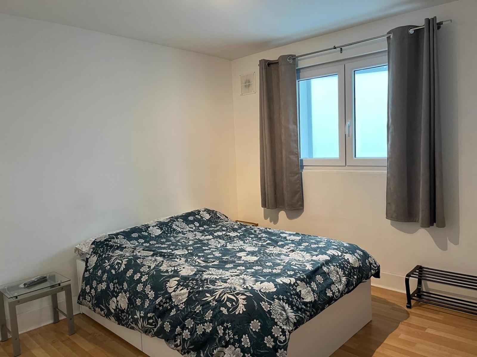 2 Double Bedrooms Near Airport & Town *