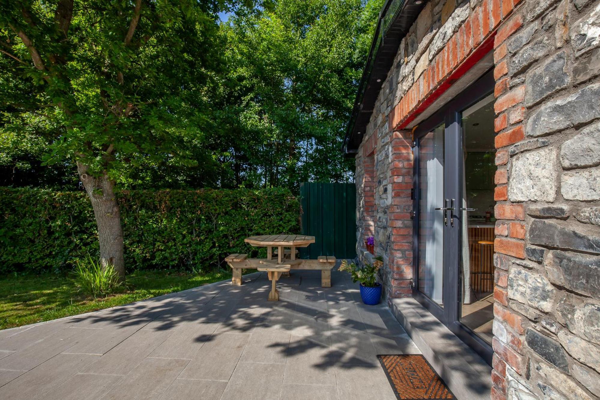 Modern Space 20 Minutes From Airport Apartment