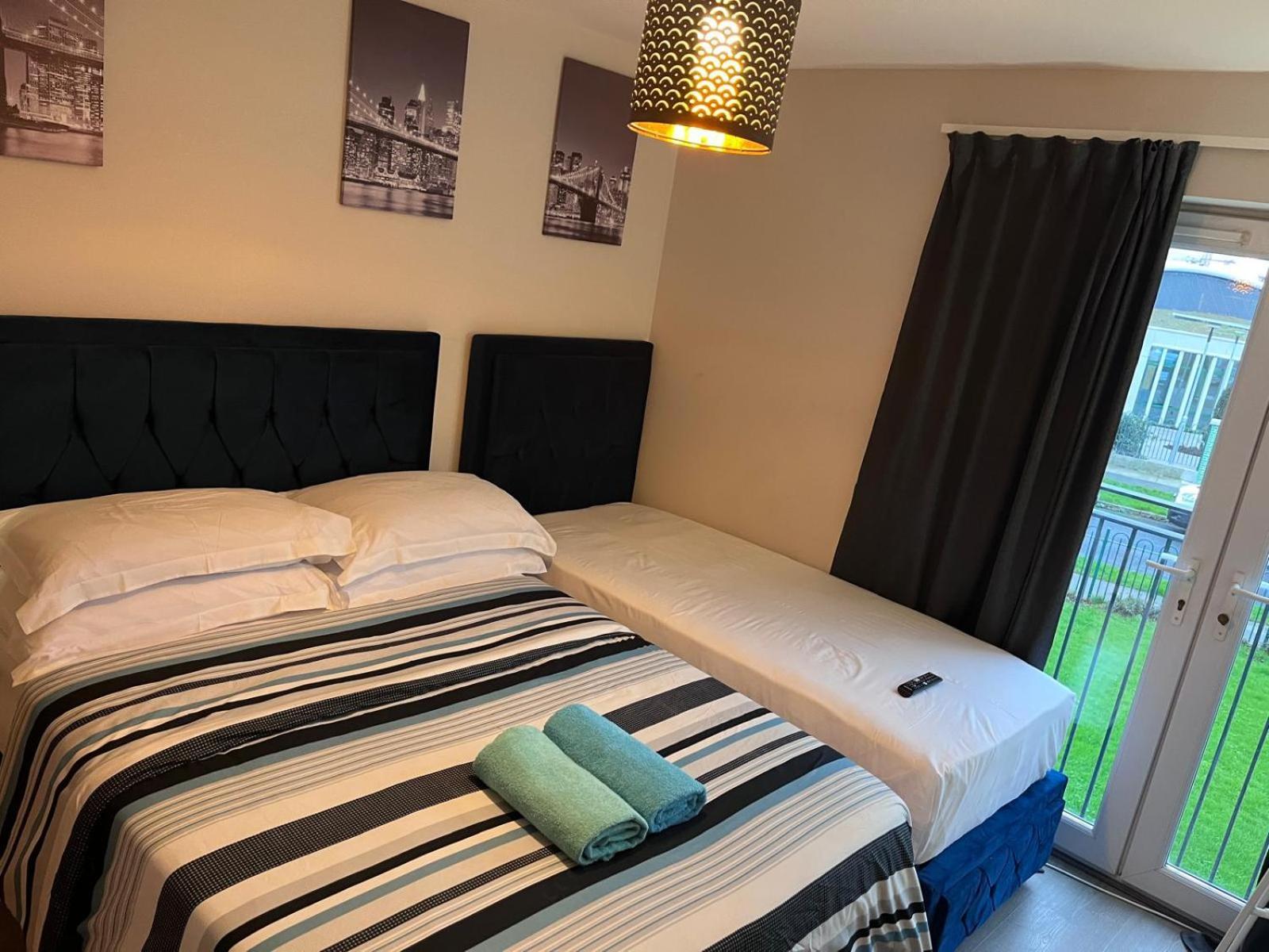 Lovely Twin With Ensuite Bathroom 15 Mins From Airport Homestay *