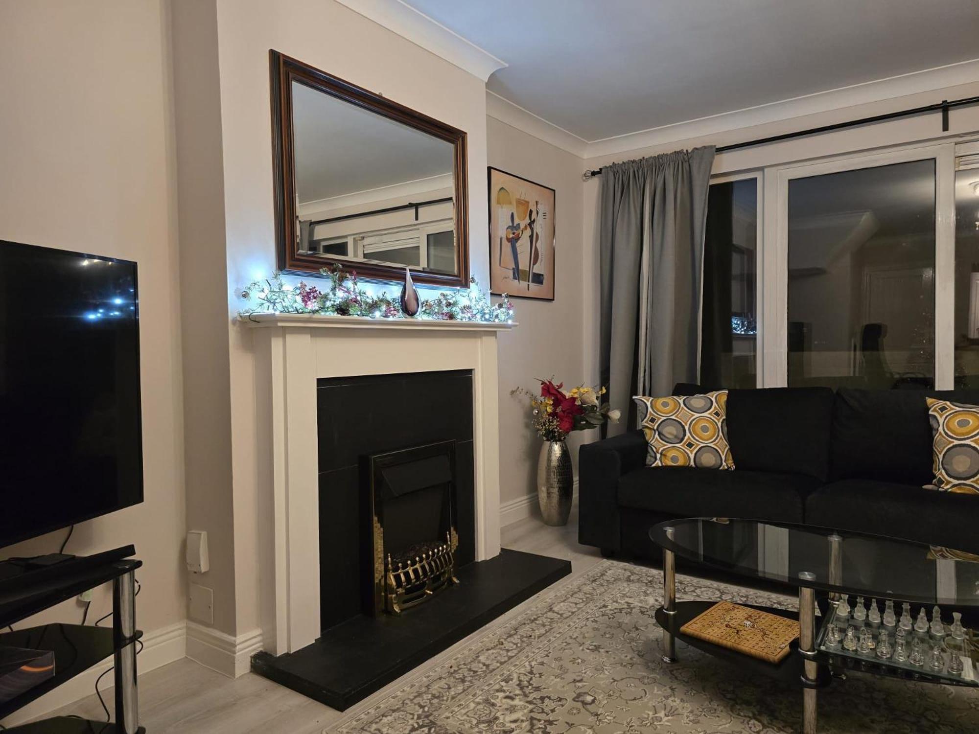 - 3 Bedroom Cosy - Sleeps Max 7 Holiday home
