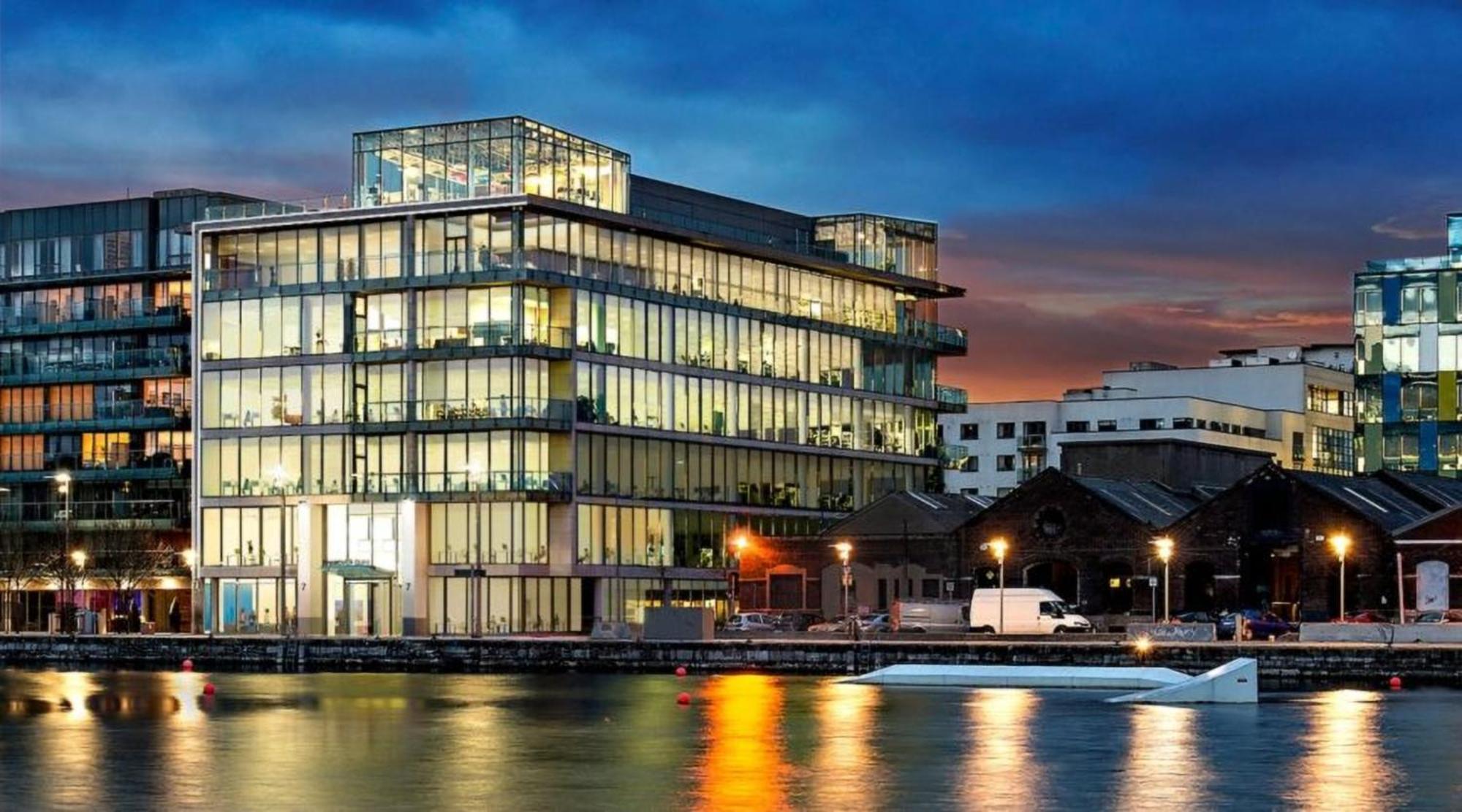 Docklands Waterfront Luxury Apartment *