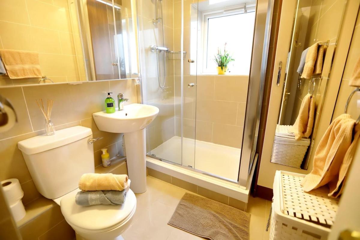 Modern Two Bed With Parking *