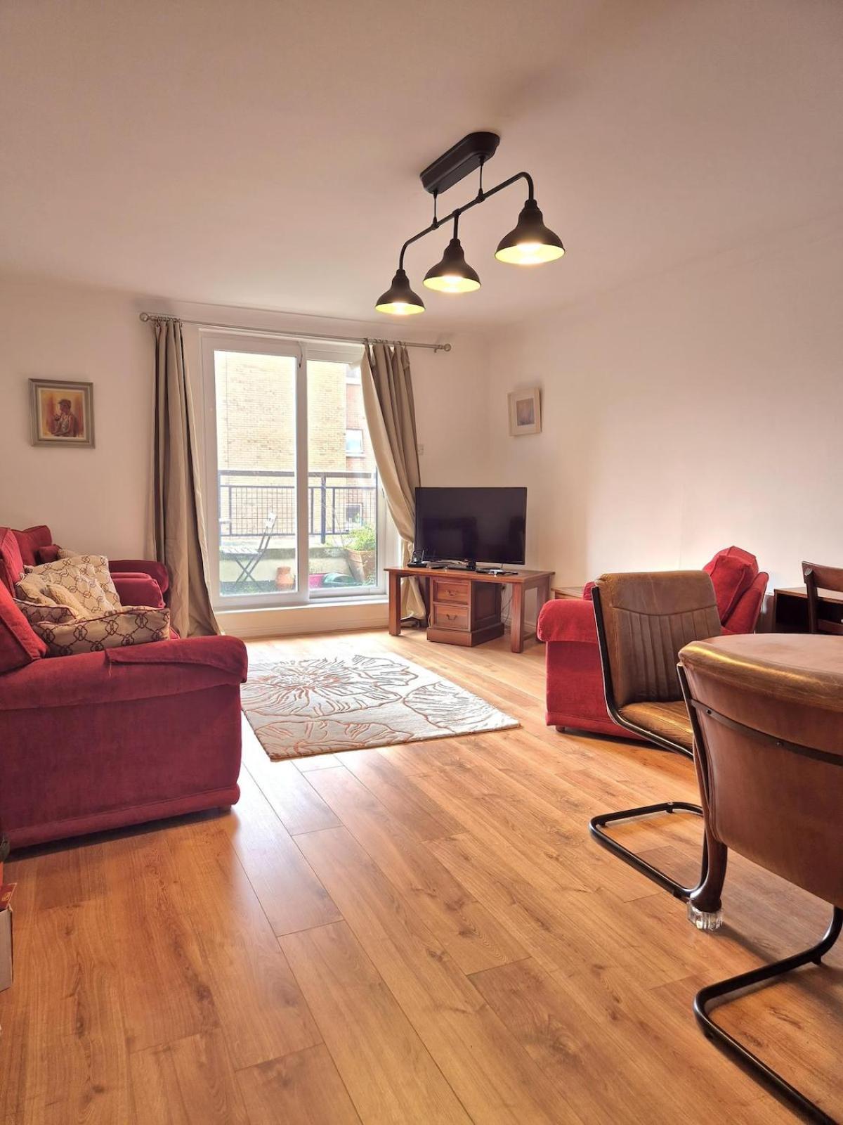 Modern Two Bed With Parking Apartment *
