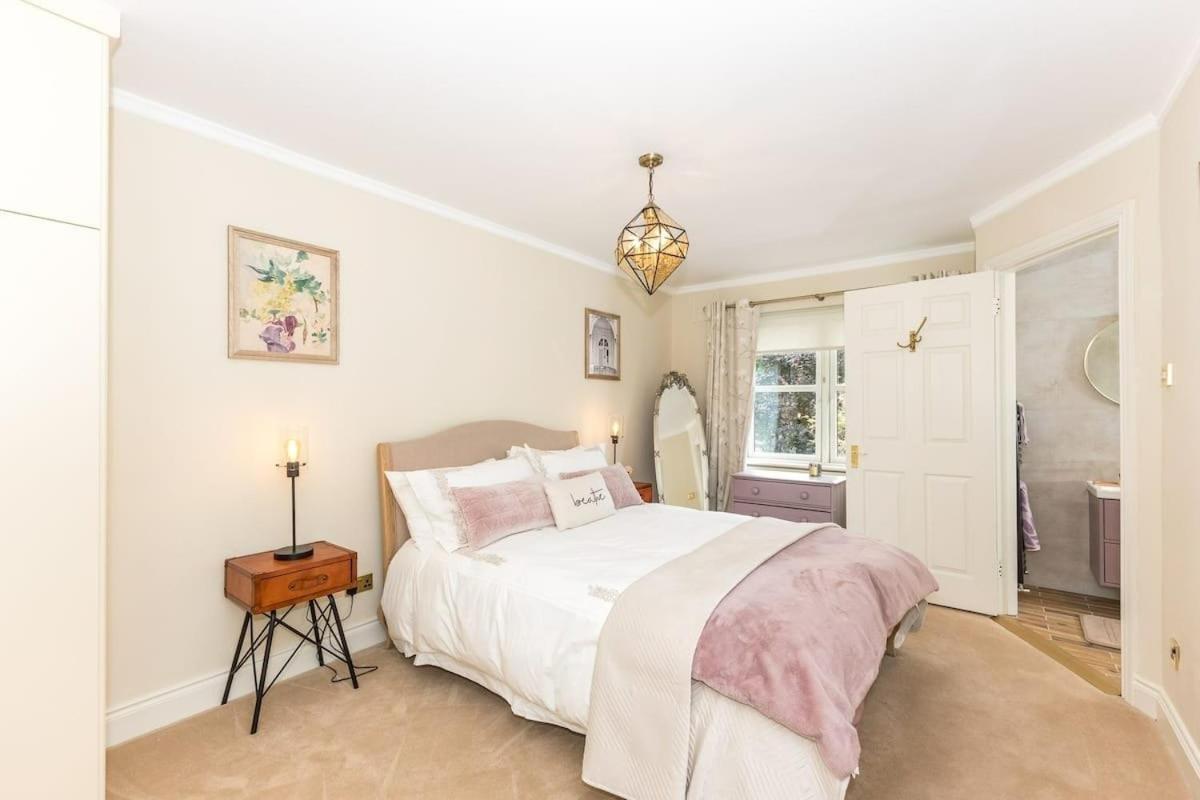 Townhouse In 4 - Check Connttact From Photos For Details ! Close To ! *