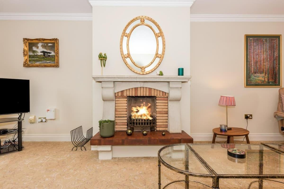 Townhouse In 4 - Check Connttact From Photos For Details ! Close To ! Dublin