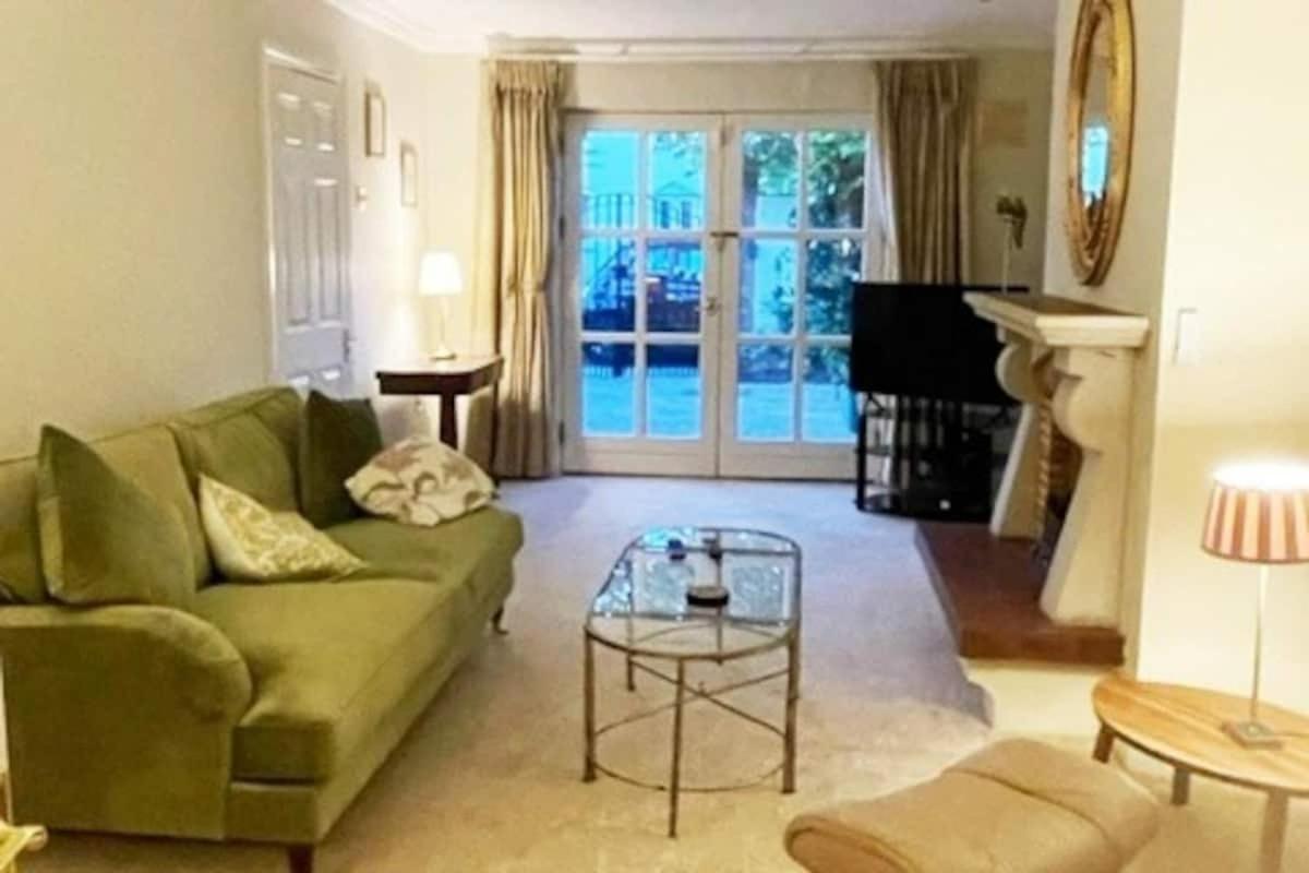 Townhouse In 4 - Check Connttact From Photos For Details ! Close To ! * Dublin