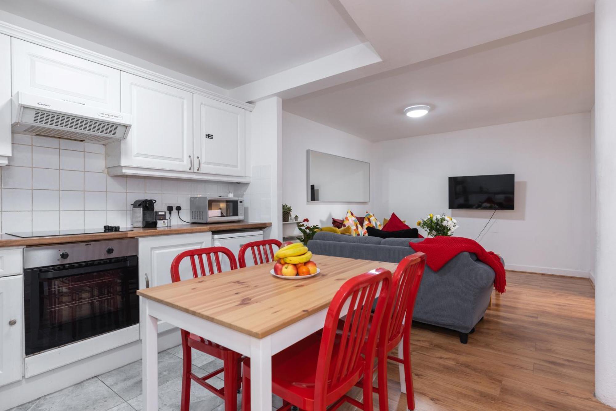 Spacious 3-bed In Center Apartment *