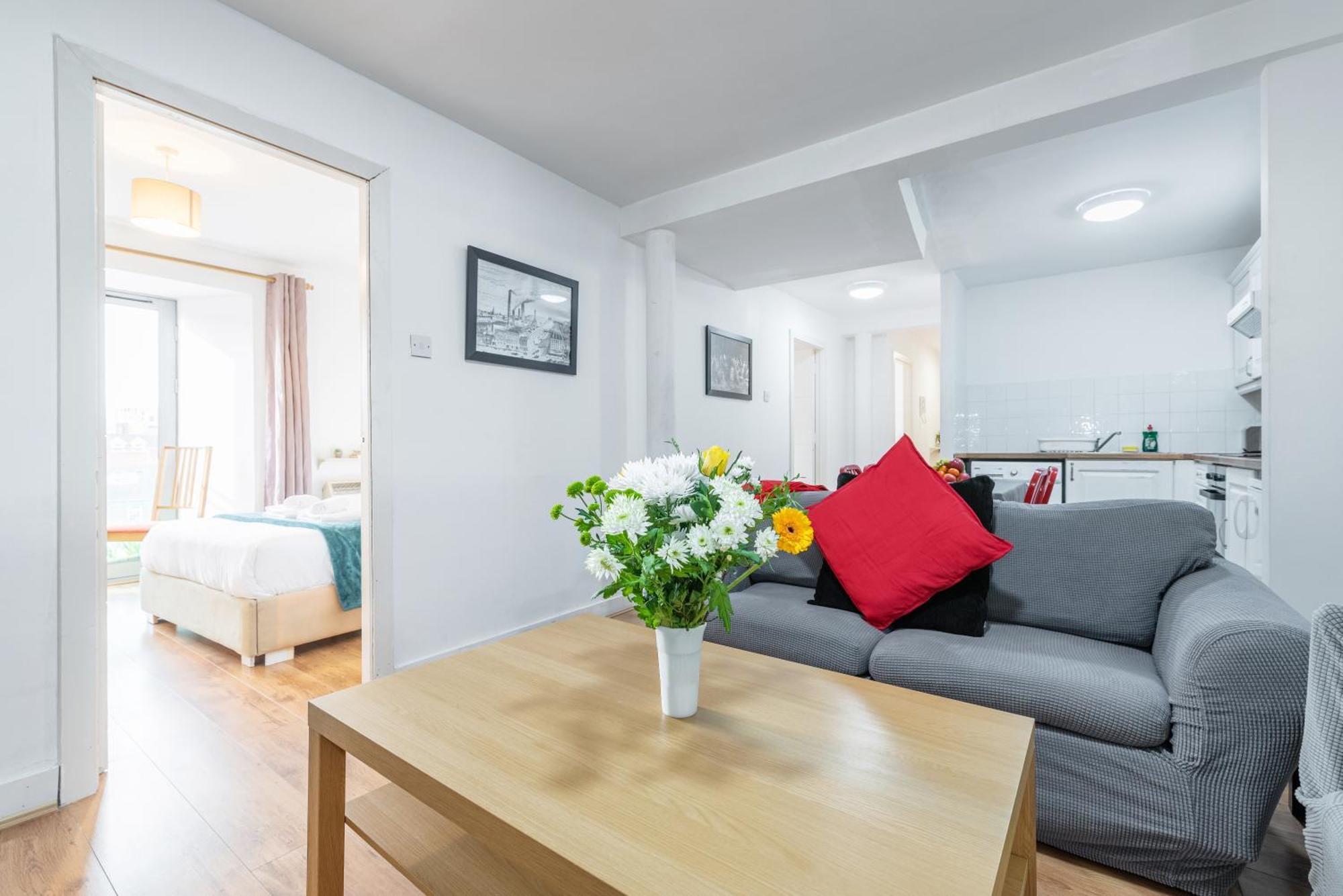 Spacious 3-bed In Center *