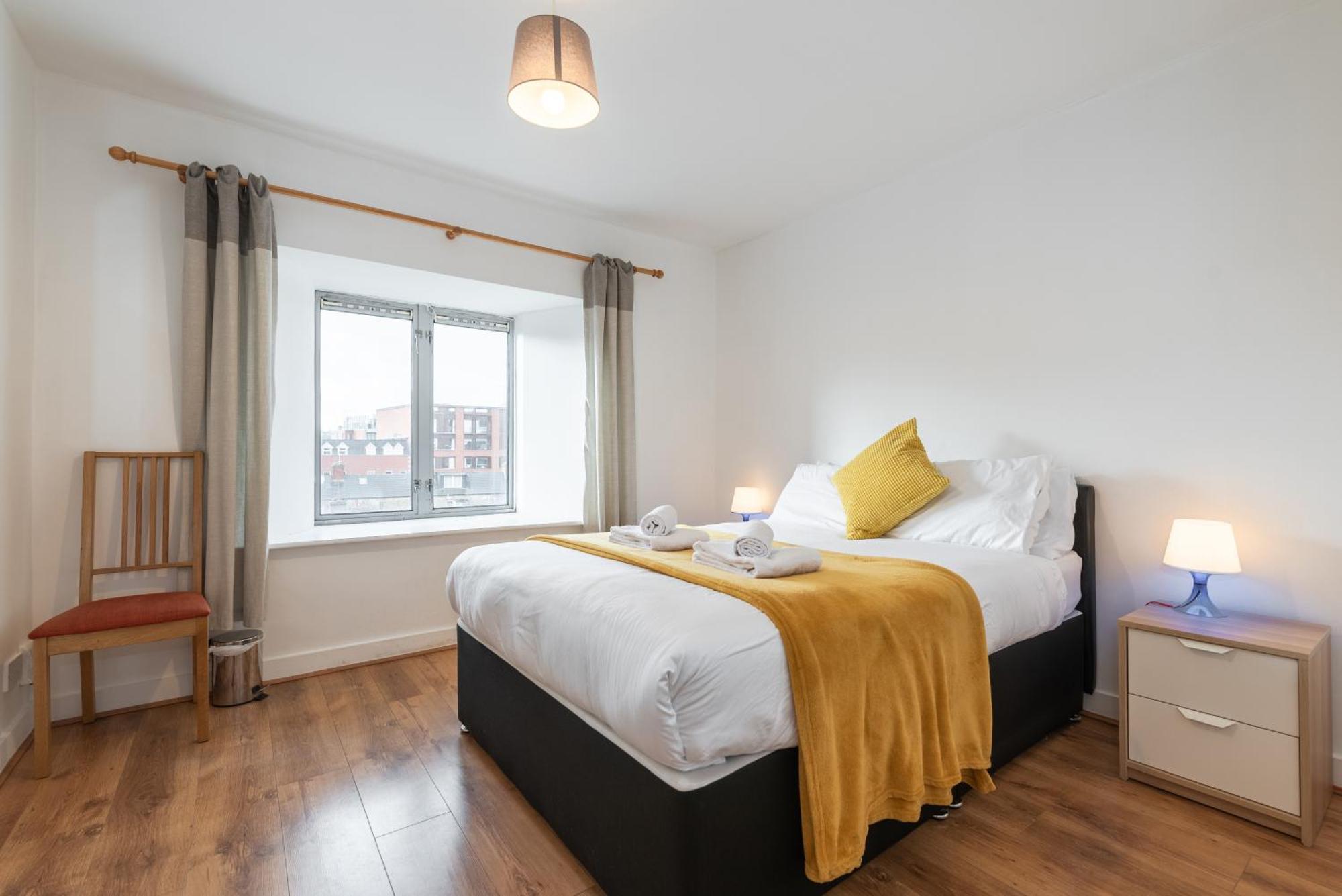 Spacious 3-bed In Center Apartment *
