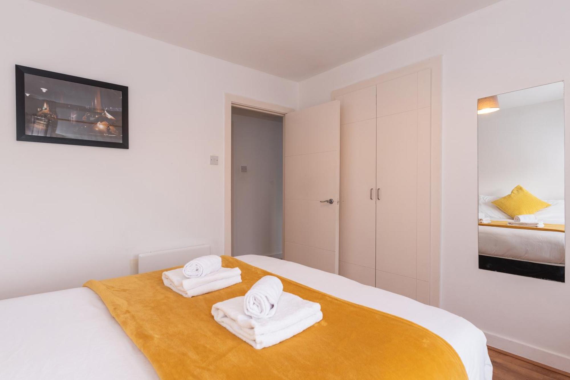 Spacious 3-bed In Center Apartment *