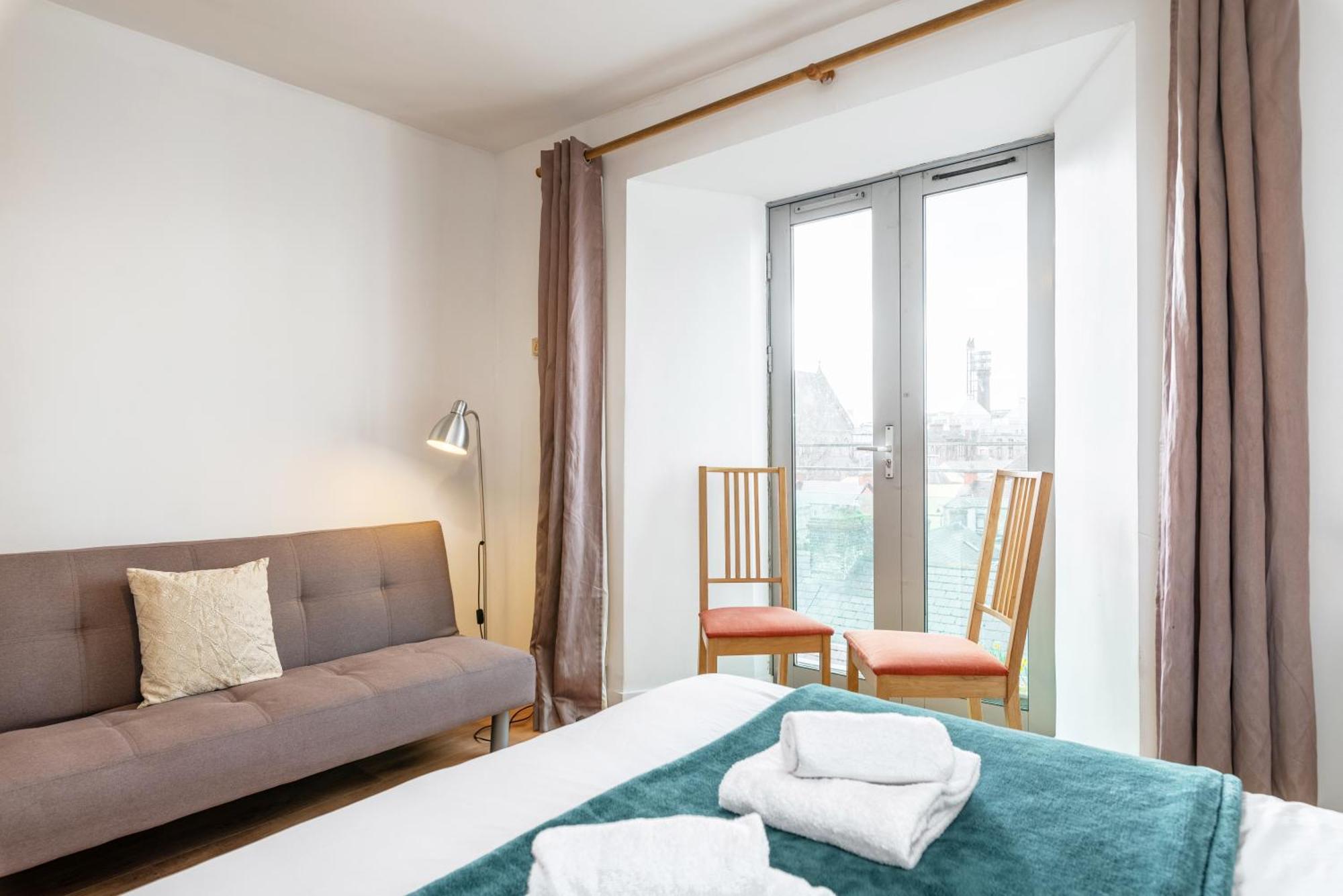 Spacious 3-bed In Center *