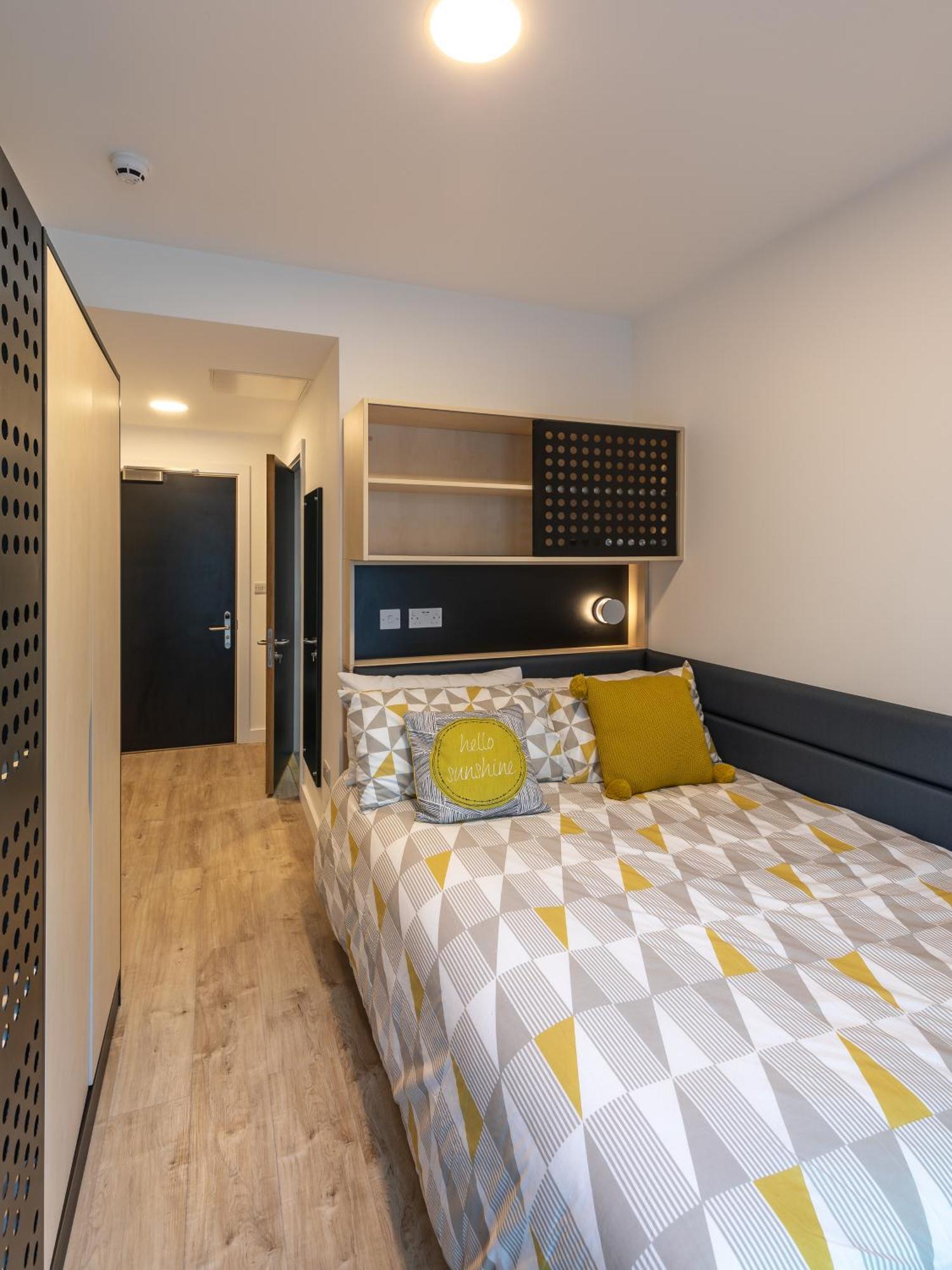 Yugo Dominick Place Apartment *
