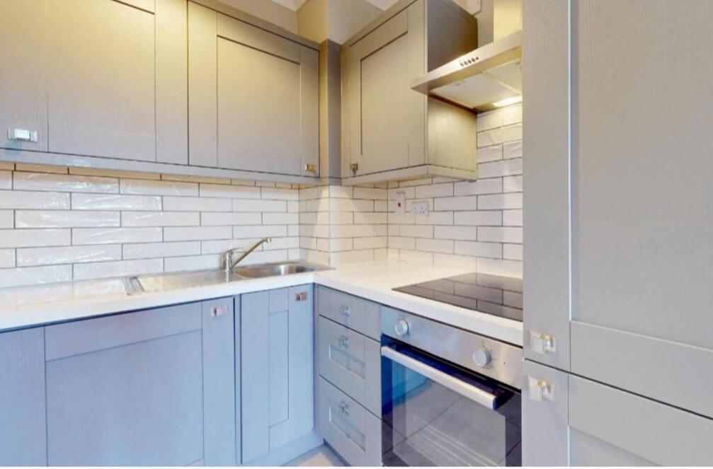 1 Bed In Centre Apartment *