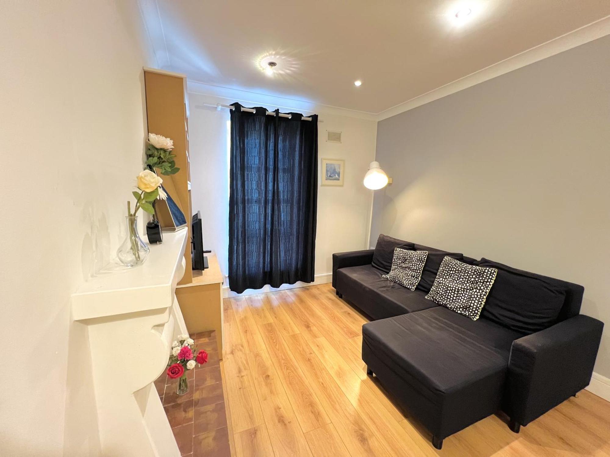 One Bedroom In Centre Apartment *