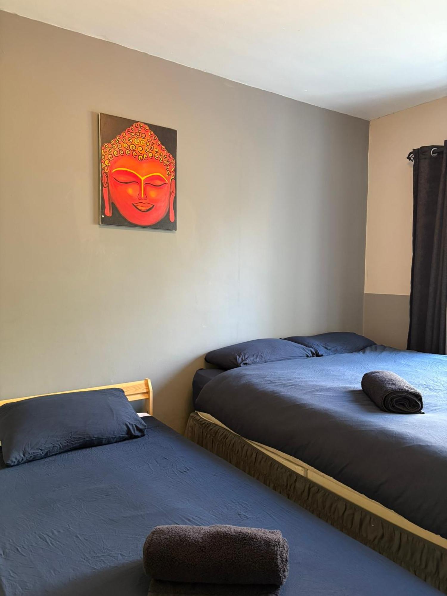 Cosy 2-bedroom Near Airport Apartment *